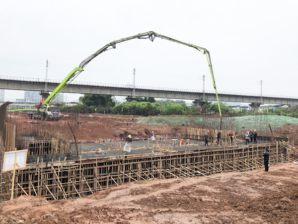 四川省岳池县长滩寺河生态建设工程完成一号钢坝闸底板混凝土浇筑